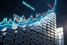 चांदी का चीन कनेक्शन: ₹1,40,000 के पार, लेकिन सोना अचानक हुआ सस्ता—जानें 3 वजह