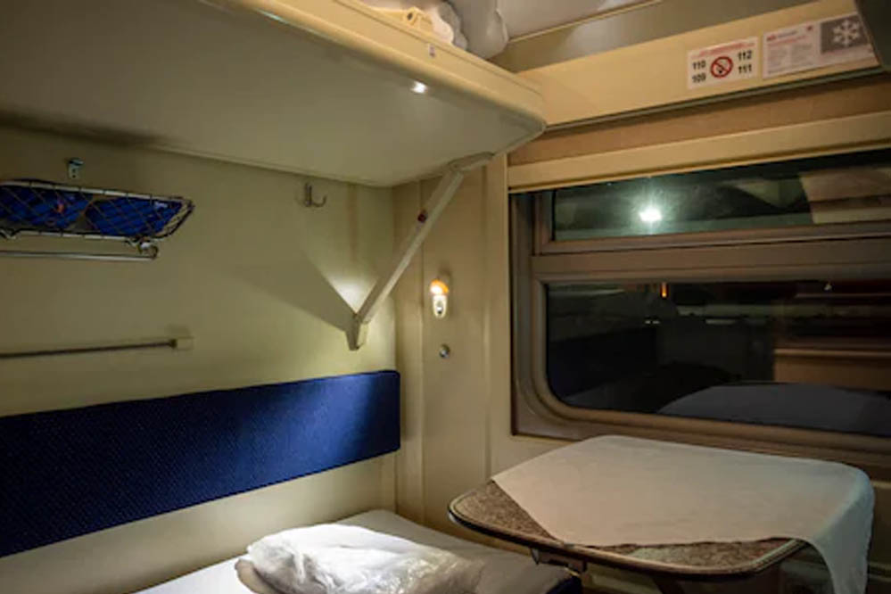 ट्रेनों में चादर और टॉवल ले जा रहे यात्री, दो साल में रेलवे को हुआ 34 लाख रुपये का नुकसान