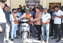 रायपुर : दिव्यांग नेमी सिंह को उपमुख्यमंत्री  शर्मा ने प्रदान की पेट्रोल चलित स्कूटी