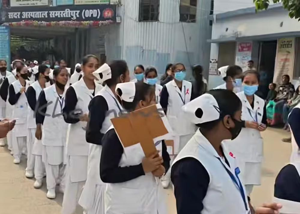 बिहार में छात्राओं ने लगाए अनोखे नारे: ‘अगर पति आवारा हो, कंडोम ही सहारा’ बिहार में छात्राओं ने लगाए अनोखे नारे: ‘अगर पति आवारा हो, कंडोम ही सहारा’