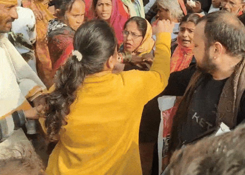 नायब तहसीलदार पर मारपीट का आरोप, खाद लेने आई छात्रा से भी की अभद्रता