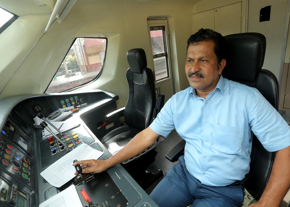 रेलवे के लोको पायलट खाली पेट ट्रेन चला रहे, 10 मांगों को लेकर जारी आंदोलन