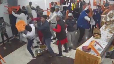 रसगुल्ले की वजह से शादी में हुआ हंगामा: बारातियों और घरातियों में चले लात-घूंसे, पंडाल बन गया जंग का मैदान रसगुल्ले की वजह से शादी में हुआ हंगामा: बारातियों और घरातियों में चले लात-घूंसे, पंडाल बन गया जंग का मैदान