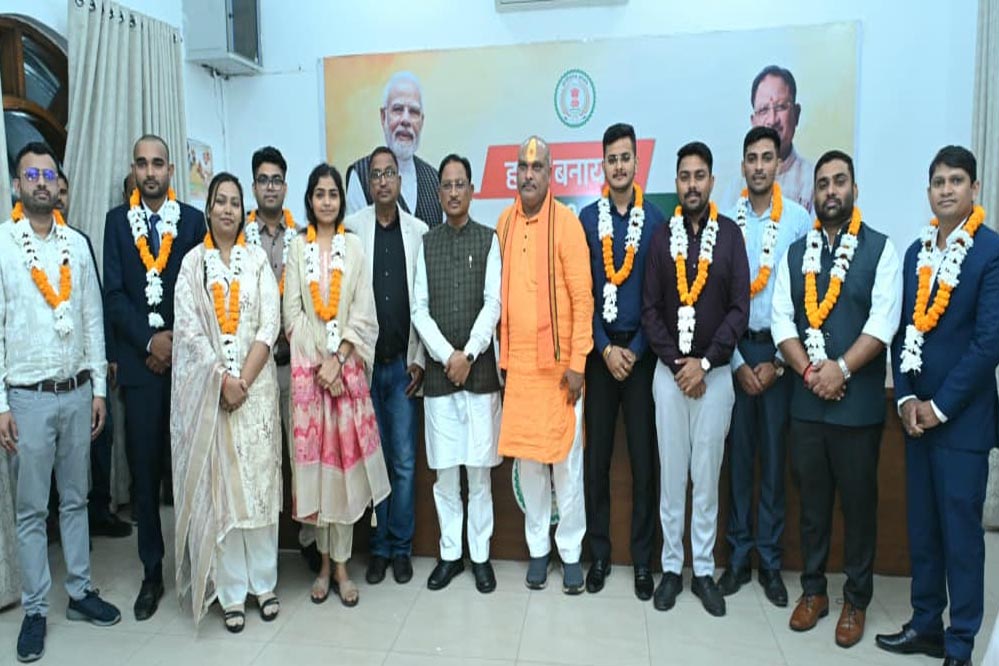 रायपुर : मुख्यमंत्री विष्णु देव साय से छत्तीसगढ़ लोक सेवा आयोग 2024 के टॉप 10 अभ्यर्थियों ने की सौजन्य भेंट रायपुर : मुख्यमंत्री विष्णु देव साय से छत्तीसगढ़ लोक सेवा आयोग 2024 के टॉप 10 अभ्यर्थियों ने की सौजन्य भेंट