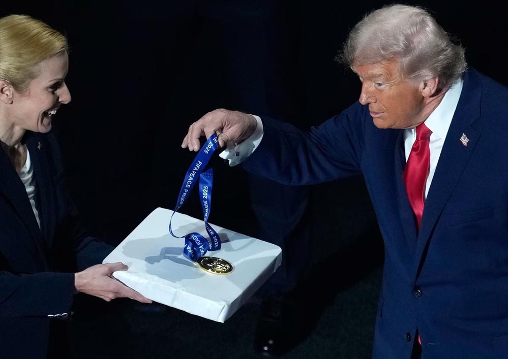 अमेरिकी राष्ट्रपति ट्रंप को मिला ‘शांति पुरस्कार’, खुशी से खुद पहना