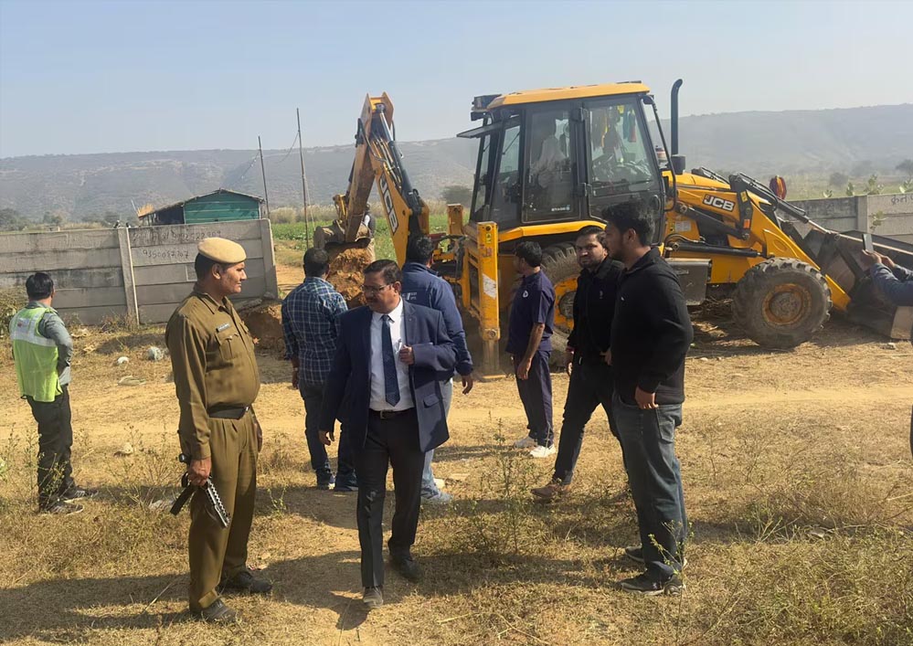 सीएम मोहन यादव का बुलडोजर: मध्य प्रदेश में 250 बीघा सरकारी जमीन से अवैध कब्जा हटाया