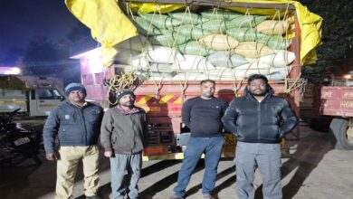 रायपुर : बलरामपुर जिला प्रशासन की सतर्कता से 400 बोरी अवैध धान से भरा ट्रक जब्त