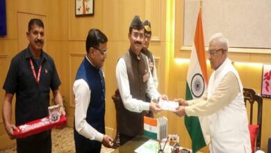 राज्यपाल पटेल को सशस्त्र सेना झंडा दिवस पर लगाया गया ध्वज, लोकभवन में मना सशस्त्र झंडा दिवस राज्यपाल पटेल को सशस्त्र सेना झंडा दिवस पर लगाया गया ध्वज, लोकभवन में मना सशस्त्र झंडा दिवस