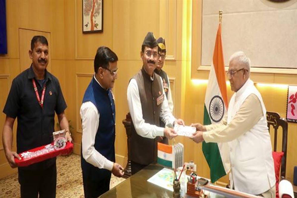 राज्यपाल  पटेल को सशस्त्र सेना झंडा दिवस पर लगाया गया ध्वज, लोकभवन में मना सशस्त्र झंडा दिवस