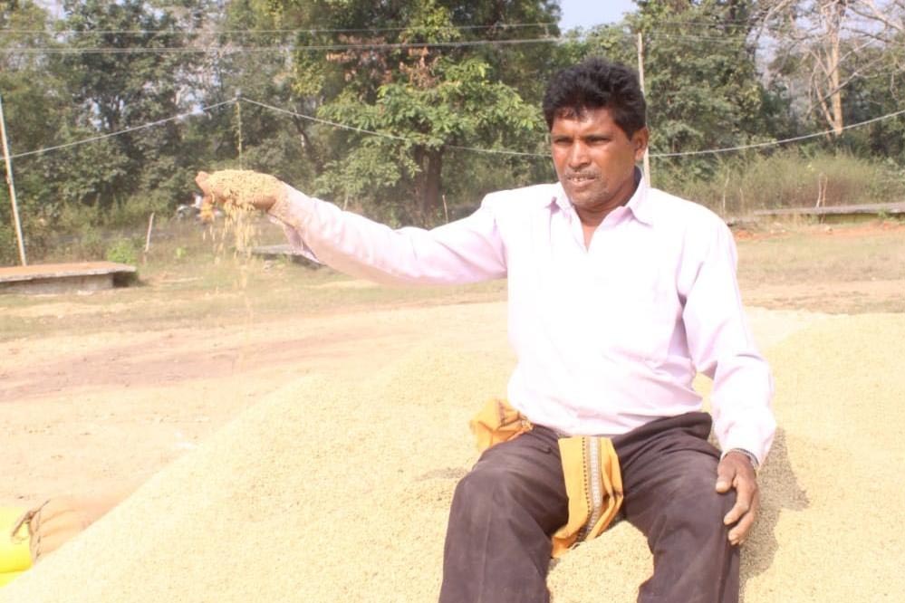 रायपुर : धान बिक्री से मिले पैसों से किसान जगतराम चौहान करेंगे बेटे की शादी रायपुर : धान बिक्री से मिले पैसों से किसान जगतराम चौहान करेंगे बेटे की शादी