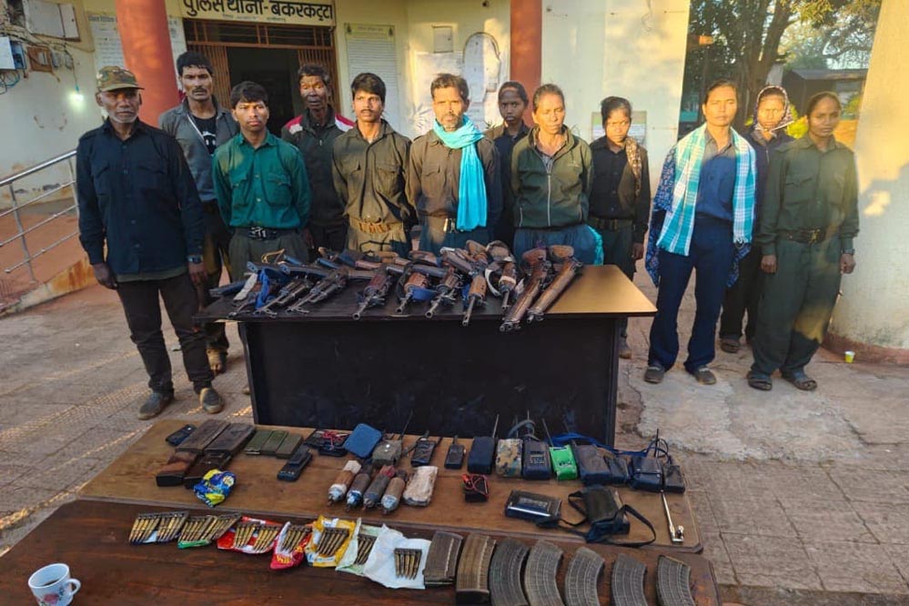 मध्य प्रदेश में नक्सलवाद पर बड़ी जीत, 1 करोड़ के इनामी रामधेर मज्जी सहित 12 कमांडर सरेंडर मध्य प्रदेश में नक्सलवाद पर बड़ी जीत, 1 करोड़ के इनामी रामधेर मज्जी सहित 12 कमांडर सरेंडर