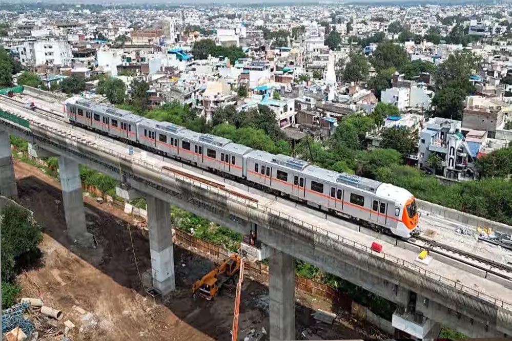 Bhopal Metro के संचालन की तैयारी तेज, इंदौर से सबक लेकर बेस फेयर कम रखने पर मंथन Bhopal Metro के संचालन की तैयारी तेज, इंदौर से सबक लेकर बेस फेयर कम रखने पर मंथन