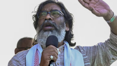 झारखंड में हेमंत सोरेन और बीजेपी की दोस्ती पर उठ रहे सवाल, पर्दे के पीछे की कहानी झारखंड में हेमंत सोरेन और बीजेपी की दोस्ती पर उठ रहे सवाल, पर्दे के पीछे की कहानी