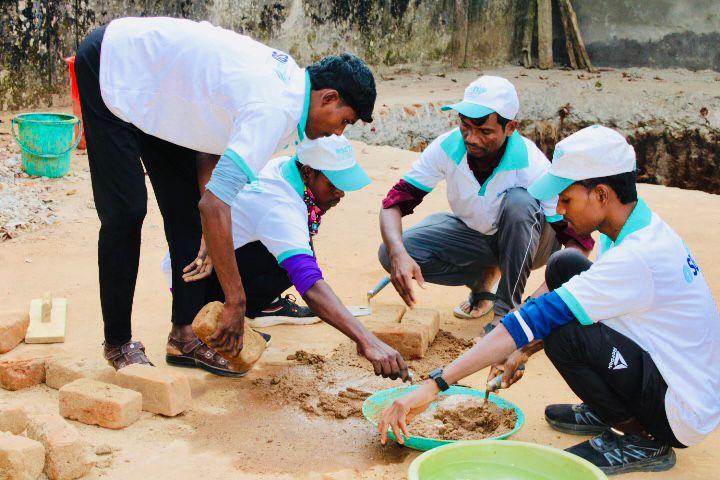 जहाँ बंदूकें खामोश हुईं, वहाँ भविष्य की नींव रखी जा रही है,पुनर्वास केंद्र में 35 आत्मसमर्पित नक्सली बने राजमिस्त्री
