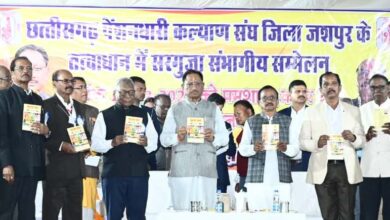 मुख्यमंत्री साय शामिल हुए पेंशनर सम्मेलन में, कहा प्रशासनिक व्यवस्था के सुचारू संचालन में पेंशनरों का अनुभव बहुत महत्वपूर्ण