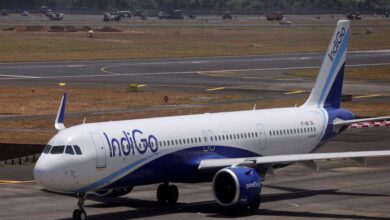 DGCA की सख्ती का असर: IndiGo ने रद्द की 550 उड़ानें, एयरलाइन ने जारी की माफ़ी DGCA की सख्ती का असर: IndiGo ने रद्द की 550 उड़ानें, एयरलाइन ने जारी की माफ़ी