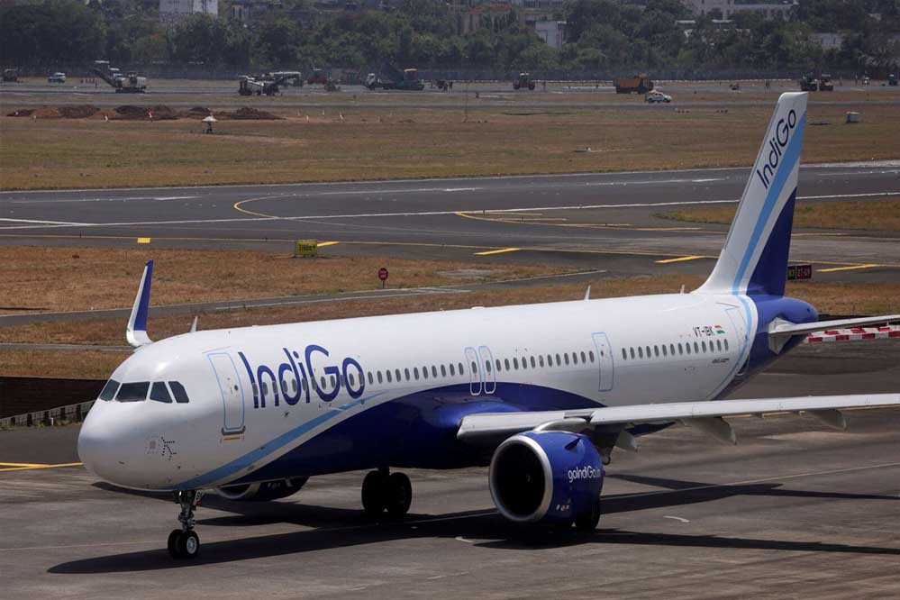 DGCA की सख्ती का असर: IndiGo ने रद्द की 550 उड़ानें, एयरलाइन ने जारी की माफ़ी
