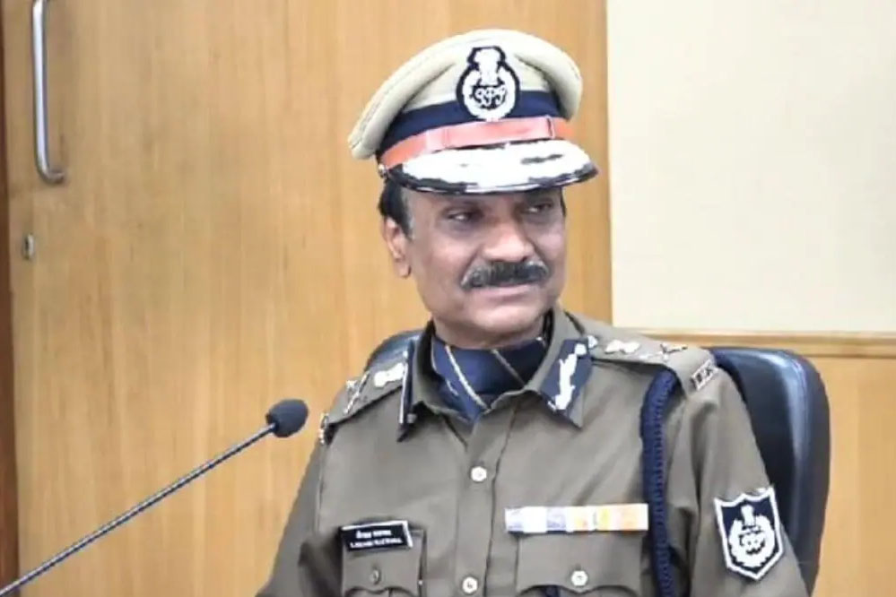 डीजीपी कैलाश मकवाणा से पावरलिफ्टिंग में स्वर्ण पदक विजेता आरक्षक सौदान सिंह चौहान ने की सौजन्य भेंट डीजीपी कैलाश मकवाणा से पावरलिफ्टिंग में स्वर्ण पदक विजेता आरक्षक सौदान सिंह चौहान ने की सौजन्य भेंट