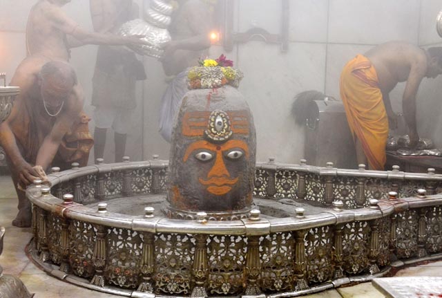 उज्जैन महाकाल मंदिर के गर्भगृह में 20 साल बाद बड़ा बदलाव, 25 किलो चांदी के नए द्वार पर उकेरी गईं खास आकृतियां