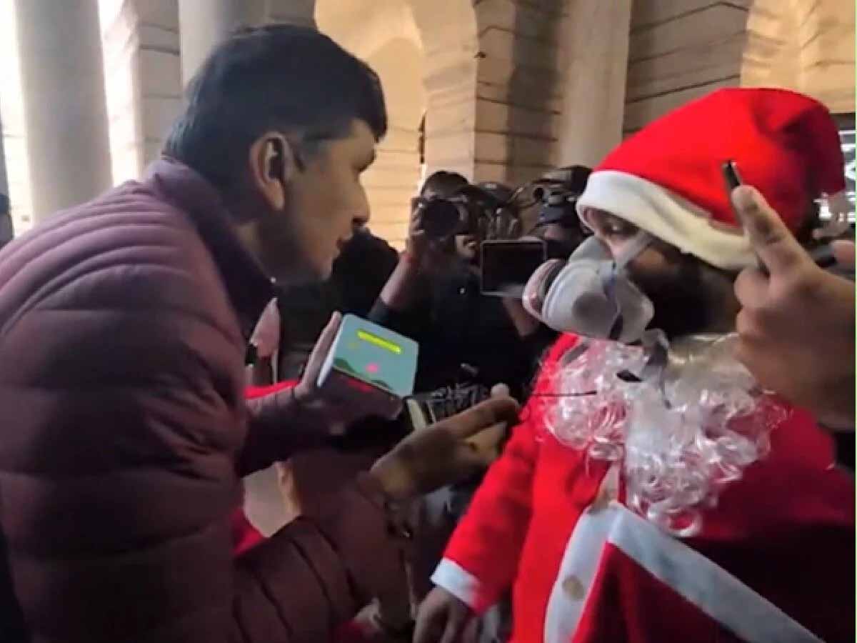 दिल्ली प्रदूषण पर सांता क्लॉज वीडियो बना पड़ा भारी, AAP नेता सौरभ भारद्वाज समेत तीन पर FIR