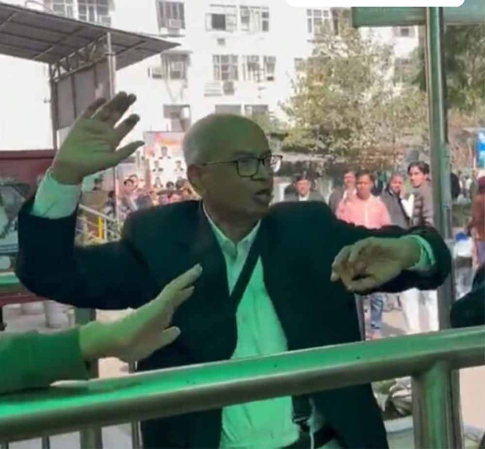 CJI पर जूता फेंकने वाले वकील की पिटाई, ‘सनातन’ के जयकारे से गूंजा परिसर