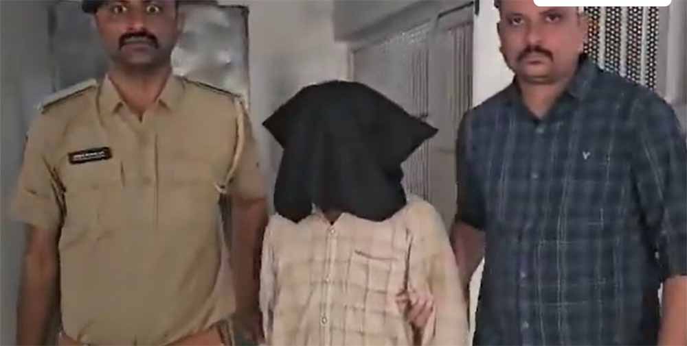 गुजरात में 6 साल की बच्ची से रेप कर प्राइवेट पार्ट में डाल दिया रॉड, दरिंदा राम सिंह 3 बच्चों का बाप गुजरात में 6 साल की बच्ची से रेप कर प्राइवेट पार्ट में डाल दिया रॉड, दरिंदा राम सिंह 3 बच्चों का बाप