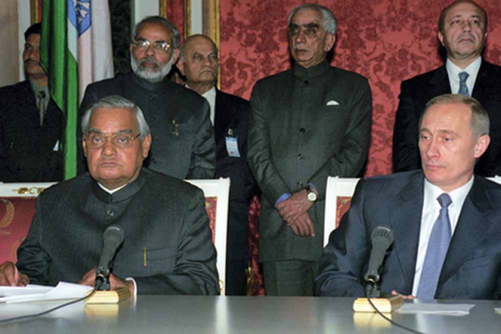 25 साल की दोस्ती का असर! भारत दौरे से पहले पुतिन–मोदी की पुरानी तस्वीर ने मचाई हलचल