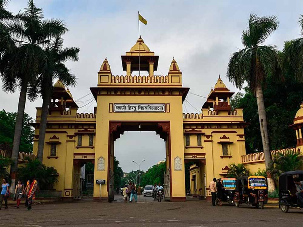 12 साल बाद जिंदा लौटा ‘मुर्दा’: BHU में काग़ज़ों में मृत व्यक्ति खुद की पेंशन रुकवाने पहुंचा दफ्तर