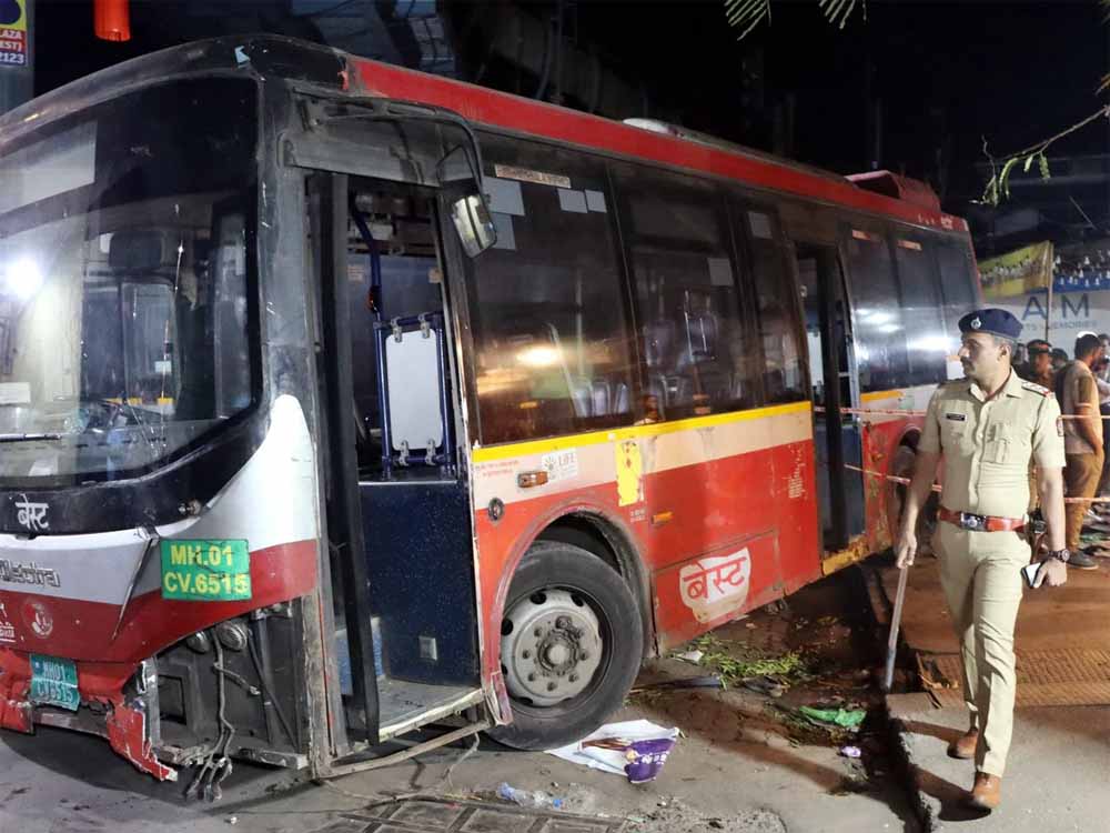 मुंबई बस हादसा: 4 की मौत के बाद नया मोड़, चश्मदीदों ने ड्राइवर नहीं इन्हें ठहराया जिम्मेदार मुंबई बस हादसा: 4 की मौत के बाद नया मोड़, चश्मदीदों ने ड्राइवर नहीं इन्हें ठहराया जिम्मेदार