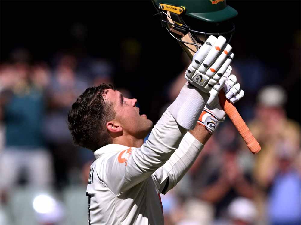 कैरी का शतक, ख्वाजा का क्लासिक अर्धशतक; तीसरे एशेज टेस्ट में इंग्लैंड फिर दबाव में