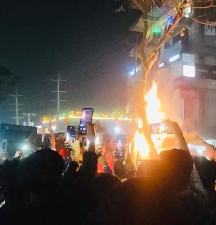 हिंसा की भयावह रात: दीपू दास के साथी ने सुनाई भीड़ की बर्बरता की पूरी कहानी हिंसा की भयावह रात: दीपू दास के साथी ने सुनाई भीड़ की बर्बरता की पूरी कहानी