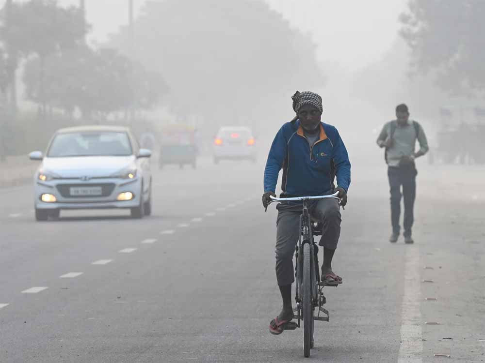 दिल्ली की हवा में राहत! 24 दिन बाद ‘बेहद खराब’ श्रेणी से बाहर, तापमान गिरकर 5.7° तक पहुंचा