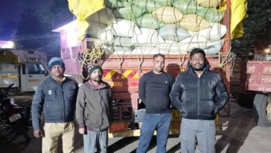 बलरामपुर में बड़ी कार्रवाई: यूपी से आ रहे अवैध धान से भरा ट्रक जब्त, 400 बोरी बरामद