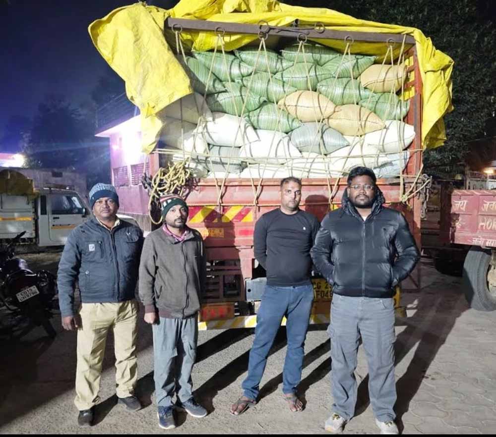 बलरामपुर में बड़ी कार्रवाई: यूपी से आ रहे अवैध धान से भरा ट्रक जब्त, 400 बोरी बरामद