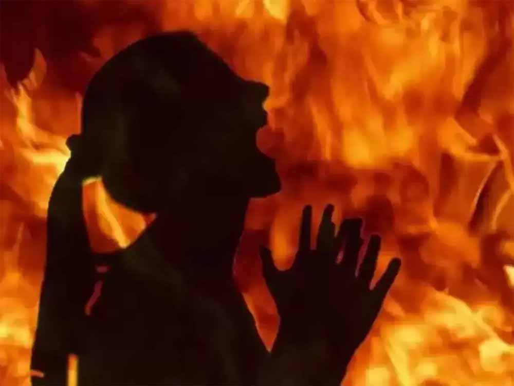 पत्नी के अफेयर के शक में हैवानियत की हदें पार, बच्चों के सामने महिला को पेट्रोल डालकर जिंदा जलाया पत्नी के अफेयर के शक में हैवानियत की हदें पार, बच्चों के सामने महिला को पेट्रोल डालकर जिंदा जलाया