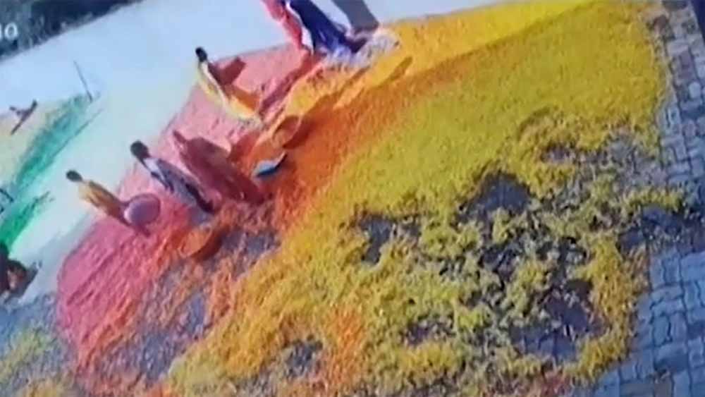 जबलपुर में फूड फैक्ट्री का गंदा सच उजागर, पैरों से कुचलकर फ्राइज मिलाते मिले कर्मचारी