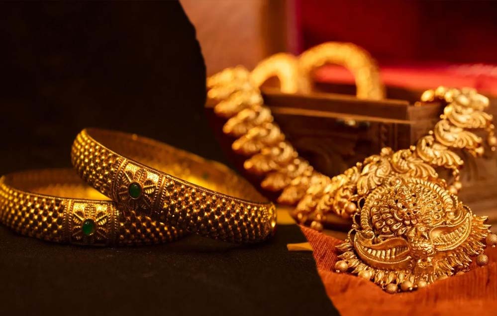 सोने-चांदी के भाव में बदलाव: चांदी 6,000 रुपए महंगी, सोना गिरा, 10 ग्राम का नया रेट जानें