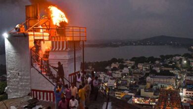 HC सख्त: आदेश के बाद भी मंदिर में दीपक नहीं जला—दरगाह विवाद ने पकड़ी तूल HC सख्त: आदेश के बाद भी मंदिर में दीपक नहीं जला—दरगाह विवाद ने पकड़ी तूल