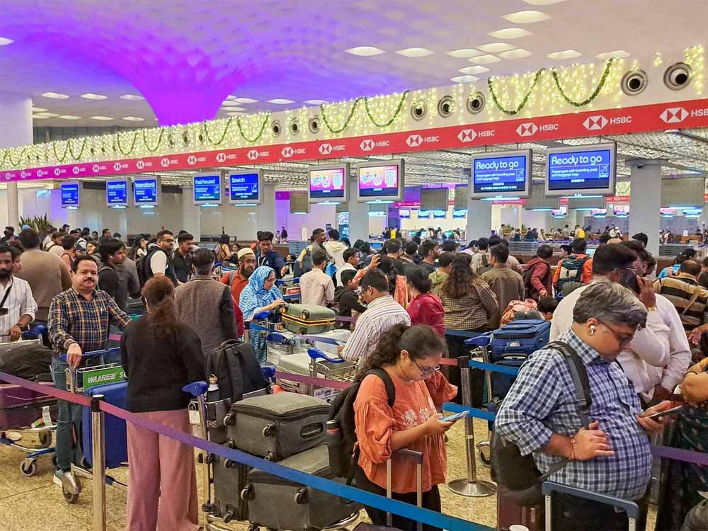 दिल्ली एयरपोर्ट से हवाई यातायात ठप: इंडिगो ने एक ही दिन में रद्द कीं 550 उड़ानें, यात्रियों में हड़कंप