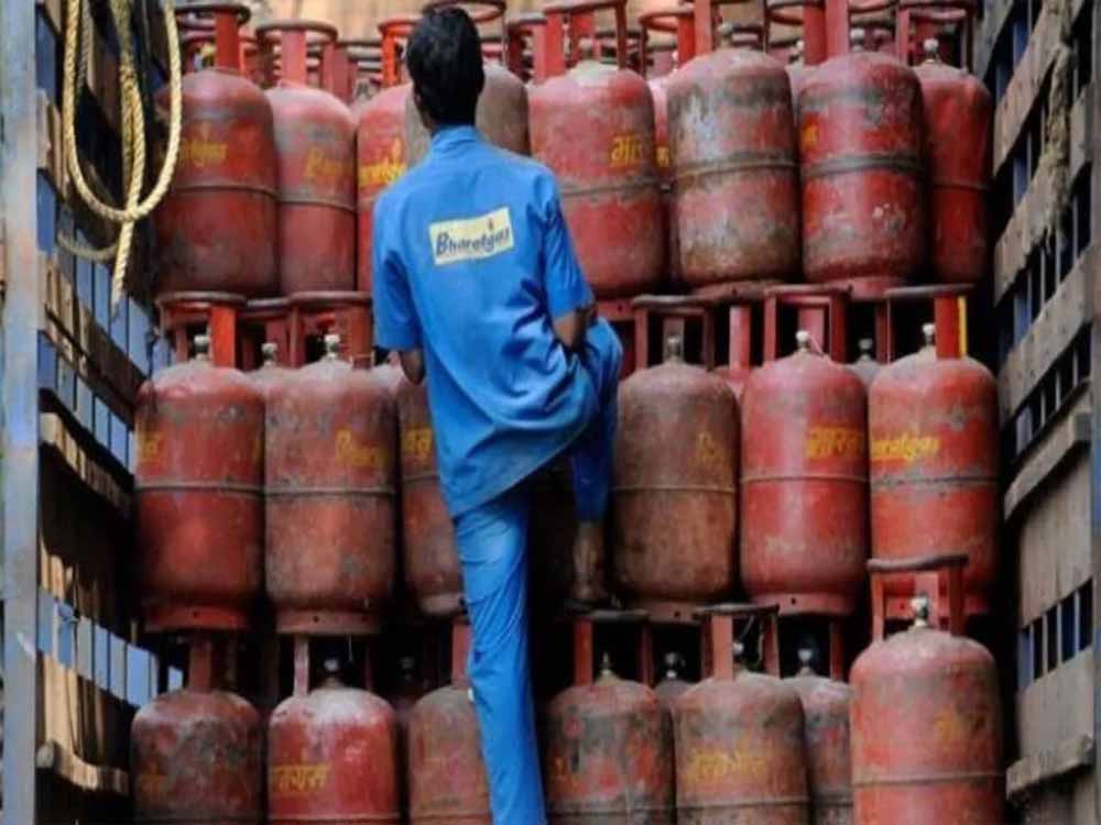 महंगाई से राहत: सिलेंडर खरीद पर ₹300 की सब्सिडी, इन उपभोक्ताओं के लिए बड़ी खुशखबरी महंगाई से राहत: सिलेंडर खरीद पर ₹300 की सब्सिडी, इन उपभोक्ताओं के लिए बड़ी खुशखबरी