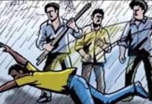 जबलपुर में गुंडागर्दी: दबंगों ने क्लासरूम से छात्र को घसीटा, बेरहमी से पीटा