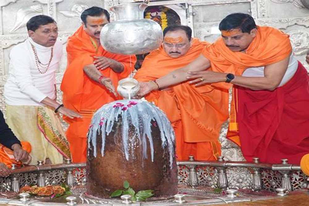 केंद्रीय स्‍वास्‍थ्‍य मंत्री नड्डा और मुख्यमंत्री डॉ. यादव ने किया भगवान महाकाल का अभिषेक