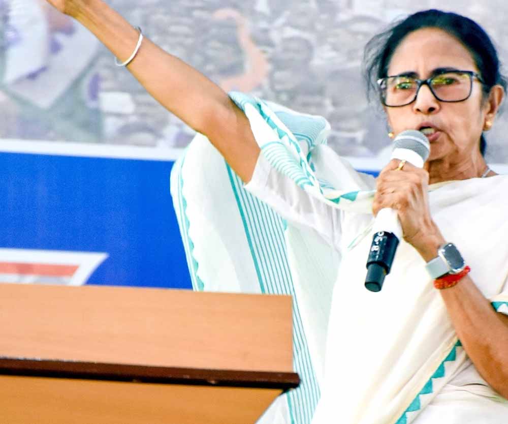 ‘बंकिम दा’ विवाद पर ममता का प्रहार: बोलीं— बीजेपी हमारी भाषा और विरासत मिटाना चाहती है ‘बंकिम दा’ विवाद पर ममता का प्रहार: बोलीं— बीजेपी हमारी भाषा और विरासत मिटाना चाहती है