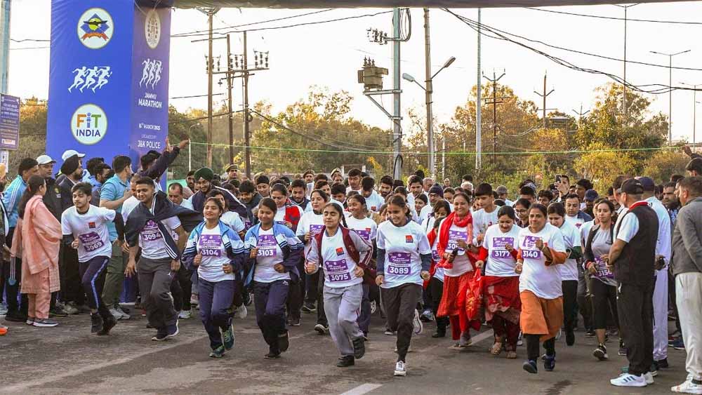 जम्मू-कश्मीर के पुंछ में नियंत्रण रेखा के पास आयोजित मैराथन में सैकड़ों लोगों ने भाग लिया जम्मू-कश्मीर के पुंछ में नियंत्रण रेखा के पास आयोजित मैराथन में सैकड़ों लोगों ने भाग लिया