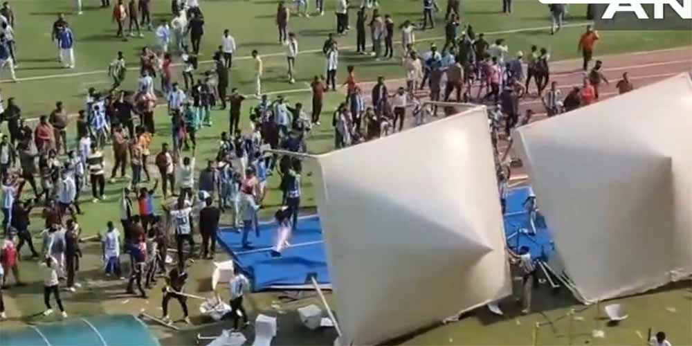 सॉल्ट लेक स्टेडियम में हंगामा: सिर्फ 10 मिनट दिखे लियोनेल मेसी, भड़के फैंस ने मचाया तांडव सॉल्ट लेक स्टेडियम में हंगामा: सिर्फ 10 मिनट दिखे लियोनेल मेसी, भड़के फैंस ने मचाया तांडव