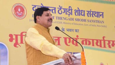 मुख्यमंत्री डॉ. यादव ने दत्तोपंत ठेंगड़ी शोध संस्थान के ब्रोशर एनआरएम-2026 का विमोचन किया मुख्यमंत्री डॉ. यादव ने दत्तोपंत ठेंगड़ी शोध संस्थान के ब्रोशर एनआरएम-2026 का विमोचन किया