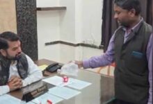 मच्छरों से परेशान नागरिक का अनोखा विरोध: काटने वालों को मारकर थैले में भरकर नगर निगम पहुँचा