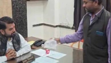 मच्छरों से परेशान नागरिक का अनोखा विरोध: काटने वालों को मारकर थैले में भरकर नगर निगम पहुँचा