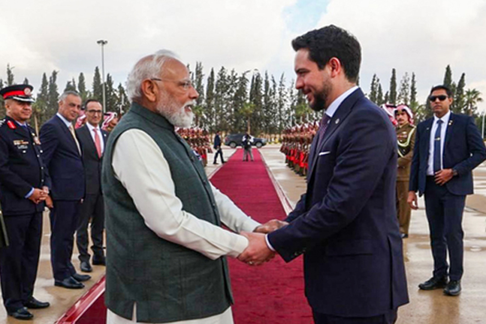 पीएम मोदी की जॉर्डन यात्रा से भारत–जॉर्डन संबंधों को नई रफ्तार, 5 अहम समझौतों पर बनी सहमति पीएम मोदी की जॉर्डन यात्रा से भारत–जॉर्डन संबंधों को नई रफ्तार, 5 अहम समझौतों पर बनी सहमति