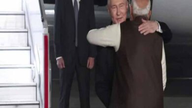 हाथ मिलाया, गले लगाया: मोदी ने गर्मजोशी से किया पुतिन का स्वागत, एक ही कार में हुए रवाना हाथ मिलाया, गले लगाया: मोदी ने गर्मजोशी से किया पुतिन का स्वागत, एक ही कार में हुए रवाना